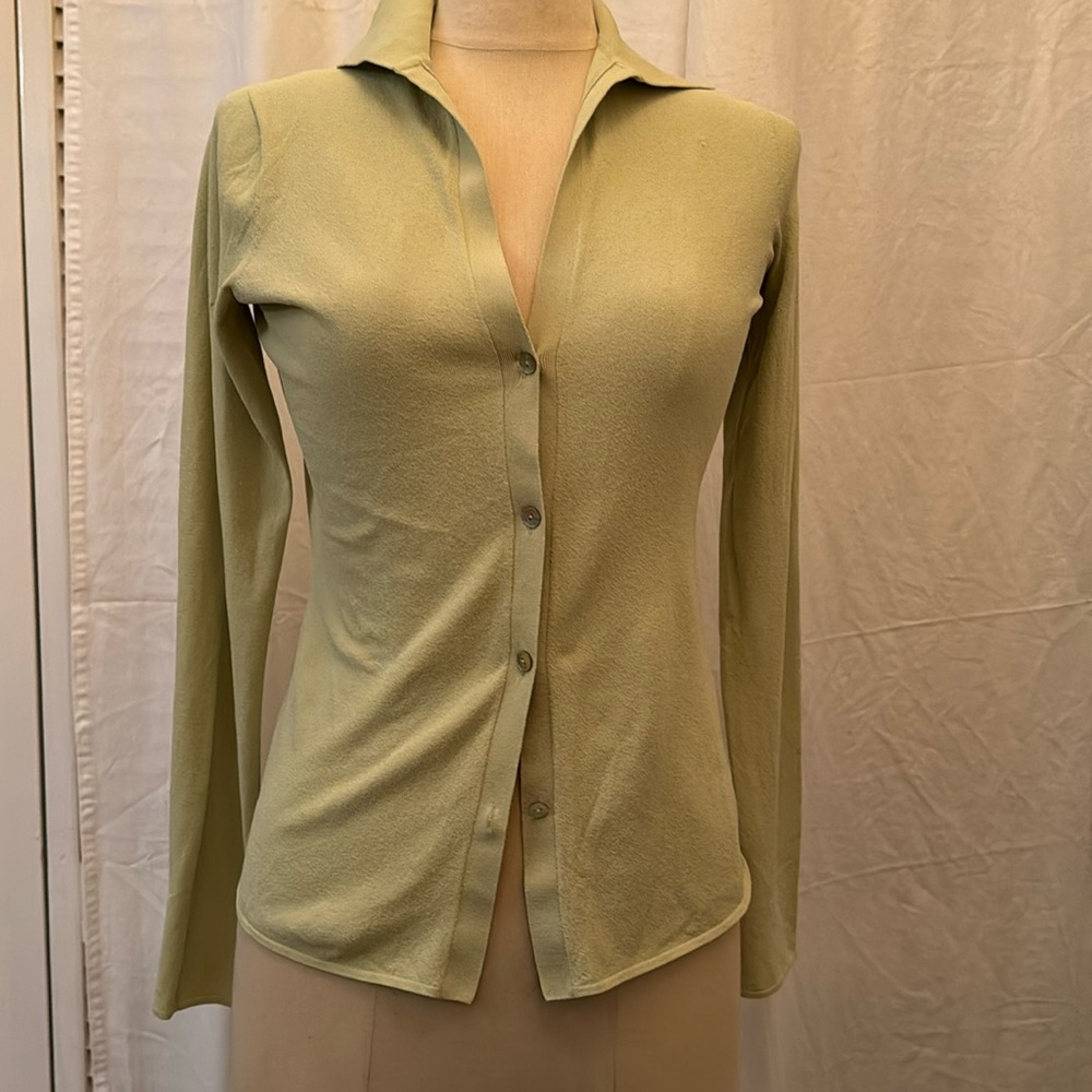 VINCE XS Sage Green button down blouse with finely ribbed collar.